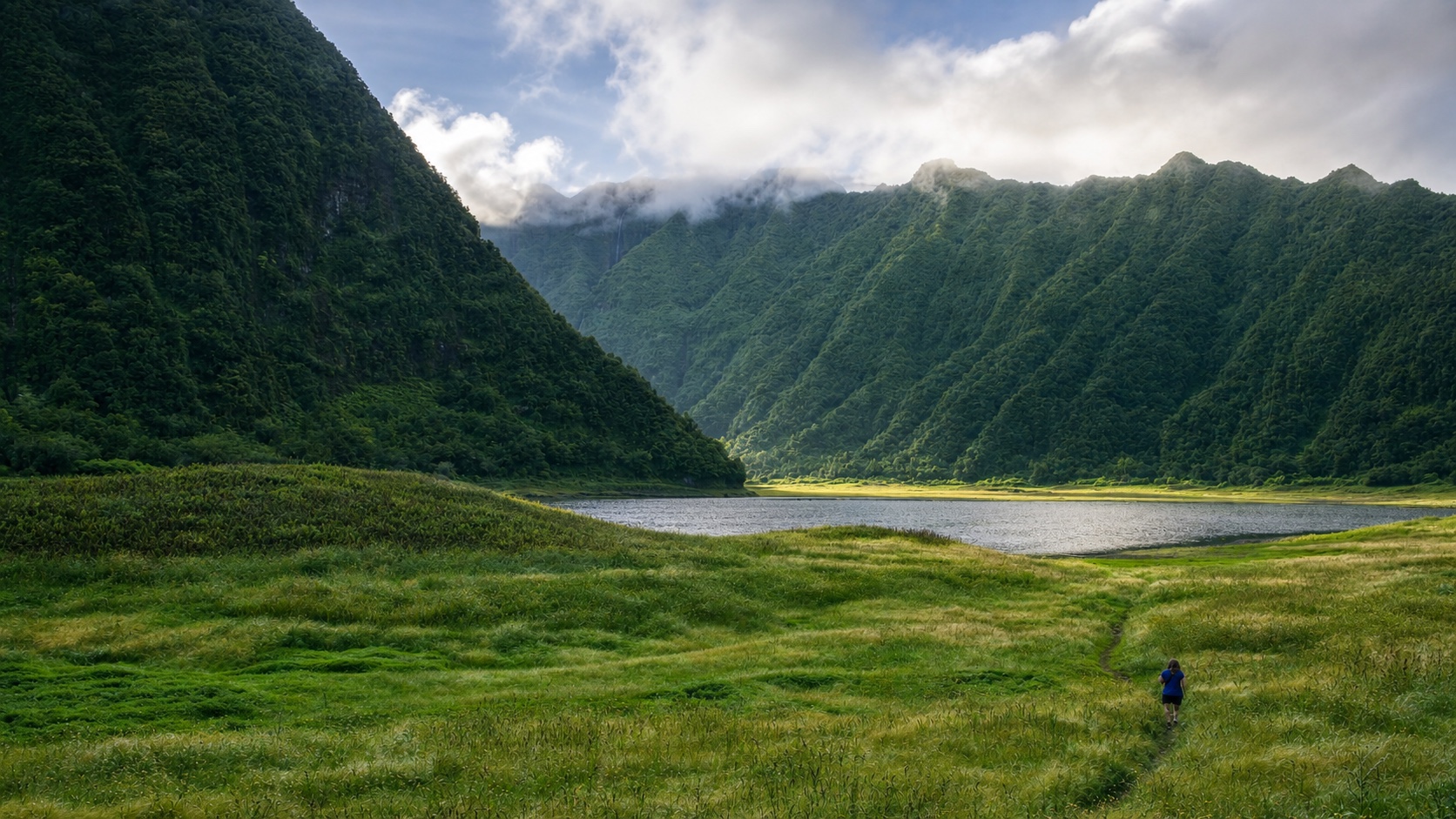 Grand Étang entouré par les montagnes